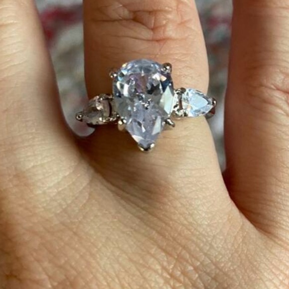 Glamorous Rhinestone Pear cut, Water drop Sparkle Bling Silver tone Ring Size 7 - Picture 6 of 6